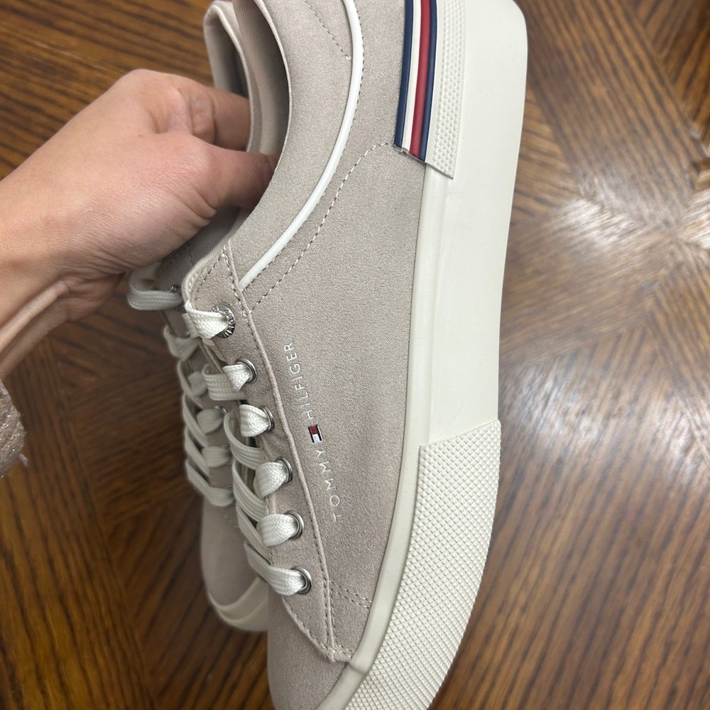 NEW Tommy Hilfiger women Beige Sneakers size 7.5 - Picture 2 of 5